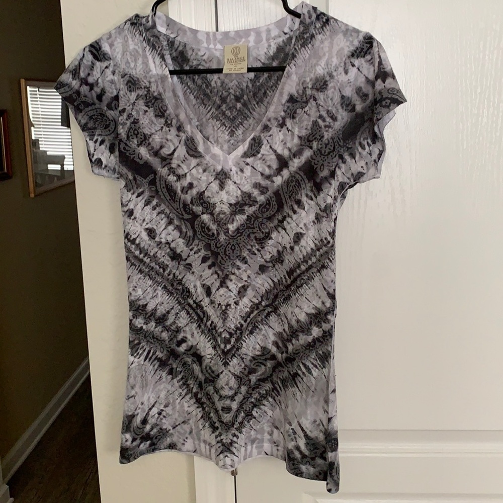 EUC - BALANCE COLLECTION PATTERNED V-NECK TEE